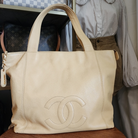 CHANEL Large Beige Caviar Tote - Picture 2 of 16